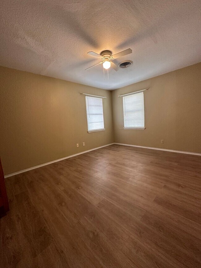 Building Photo - Charming 3/2 Home