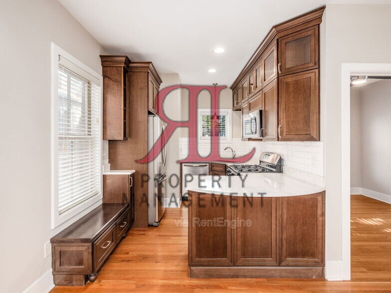 Building Photo - 782 Summit St