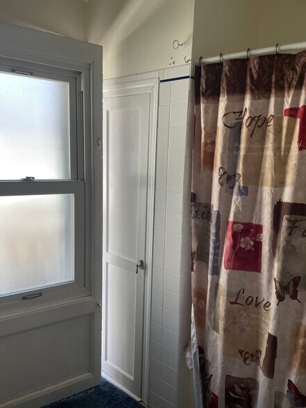 Bath Room - 2102 E Beverly Rd