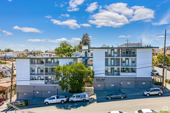 Primary Photo - Lake Hill Apartments