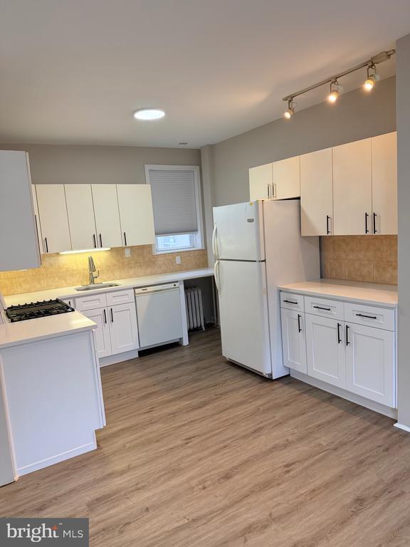 Building Photo - 2917 W Girard Ave