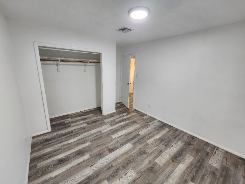 Building Photo - 5900 S Sunset Ave