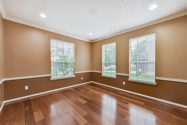 Building Photo - 2427 Shelby Park Dr