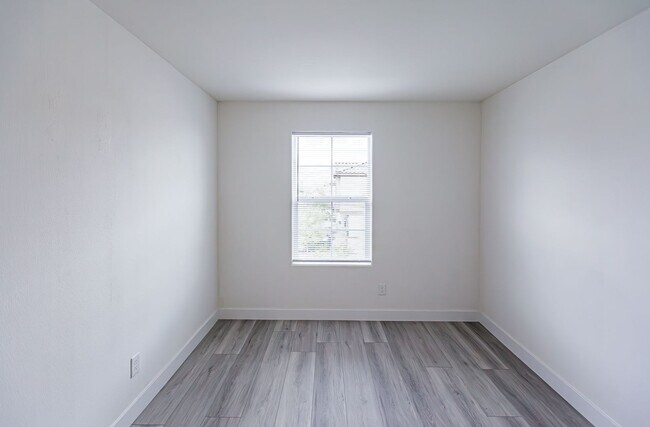 Building Photo - Beautiful 2-story home in a gated community