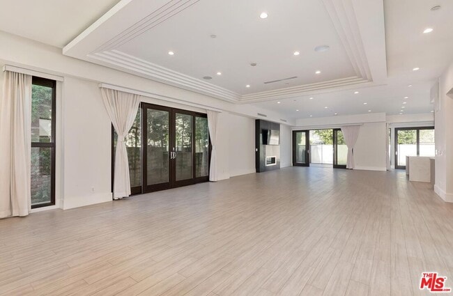 Building Photo - 312 S Palm Dr