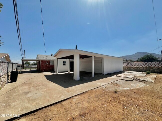 Building Photo - 4981 Winthrop Dr
