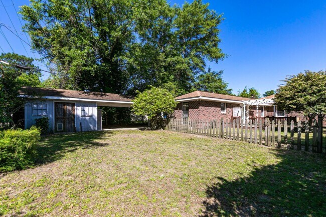 Building Photo - Beautiful rental full of character and charm located in The Avenues of Cayce! Close to USC!