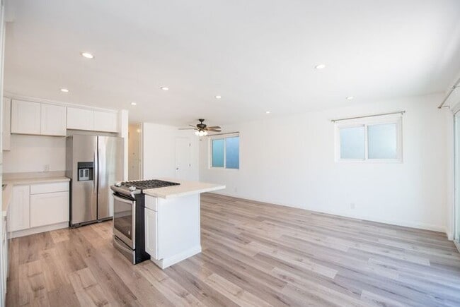 Building Photo - Charming Coastal Retreat - Newly Remodeled!