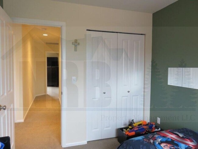 Building Photo - Beautiful 4 Bedroom Home located in a Gate...