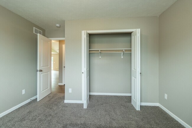 Building Photo - Gorgeous Newer Home in Nice Family Neighborhood