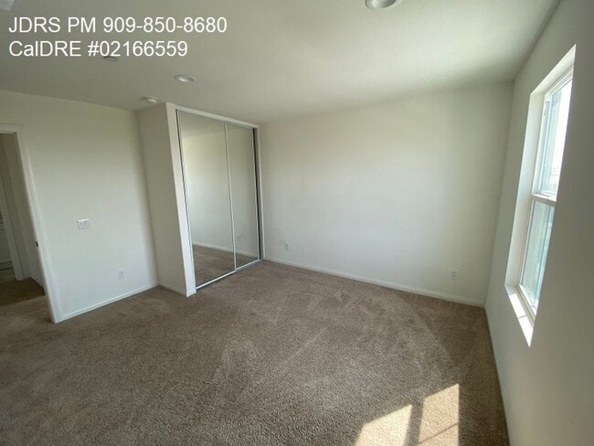 Building Photo - Ontario 4 Bedroom Home