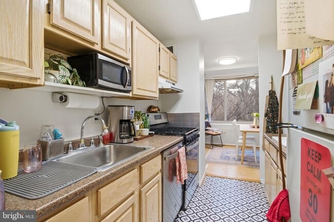 Building Photo - 1210 N Taft St