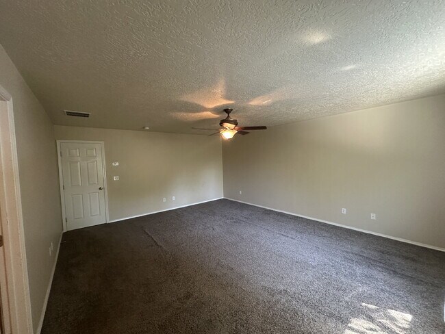 Building Photo - "Spacious 4-Bedroom Gem with 2.5 Bathrooms...