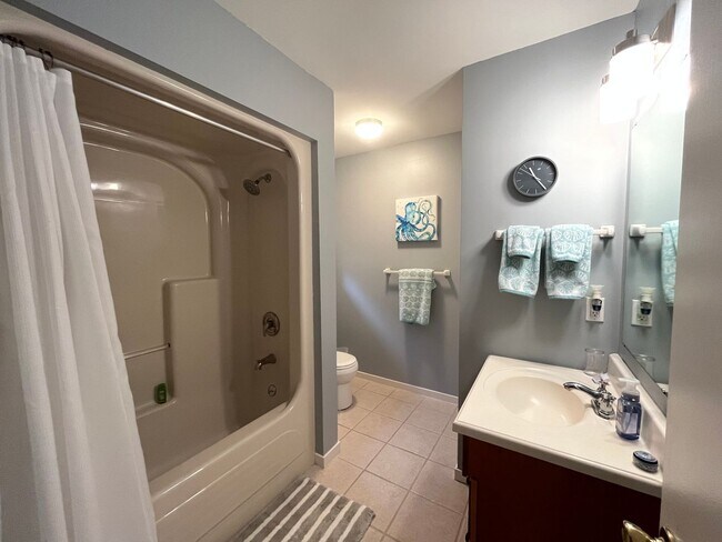 Building Photo - 6-month SUMMER rental within minutes of Wrightsville Beach!