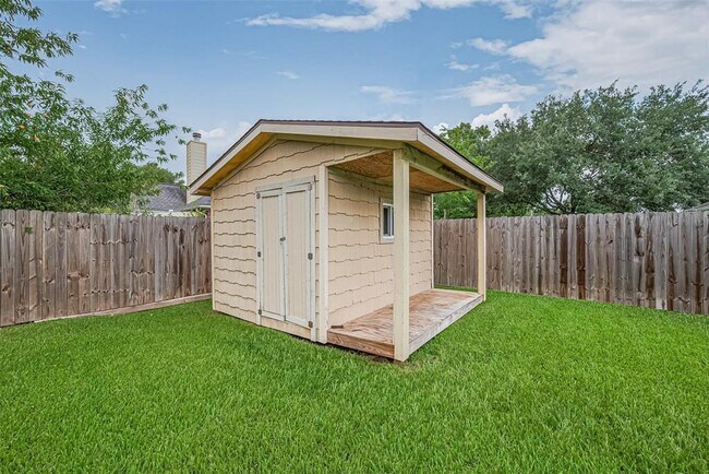 Building Photo - 8714 Ashlawn Dr