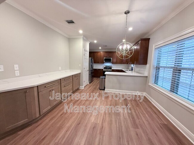 Building Photo - 2137 La Cache Dr