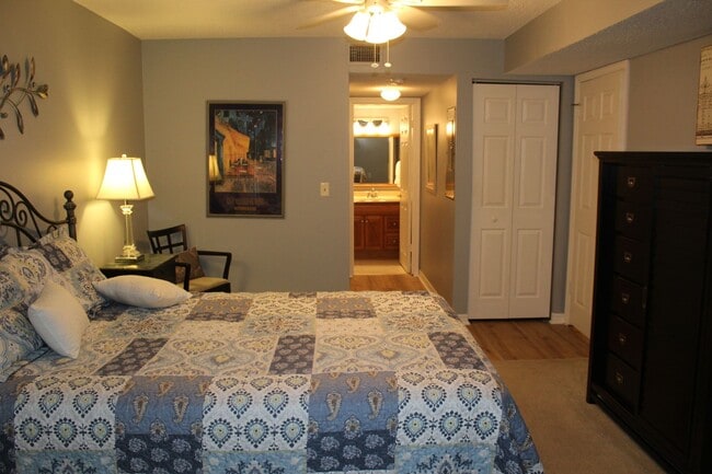 Building Photo - Furnished condo