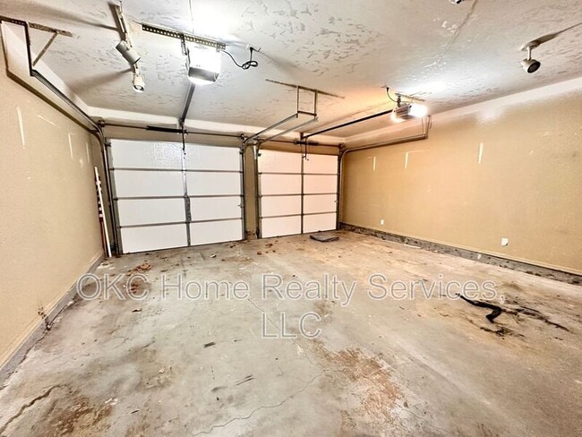 Building Photo - 401 S Bouziden Dr