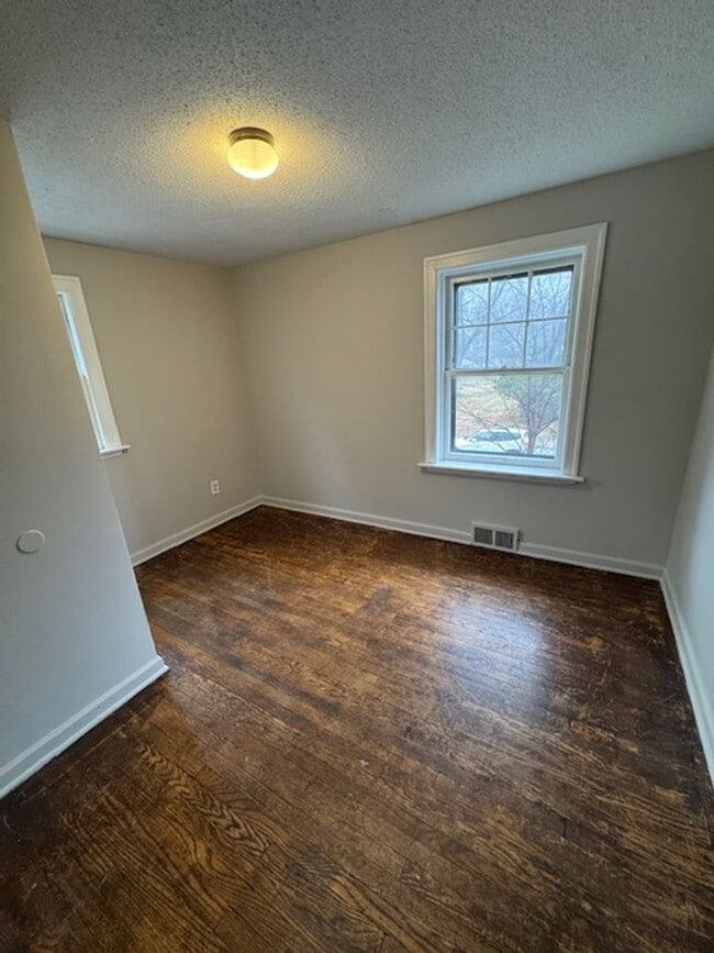 Building Photo - 3329 Robinwood Dr