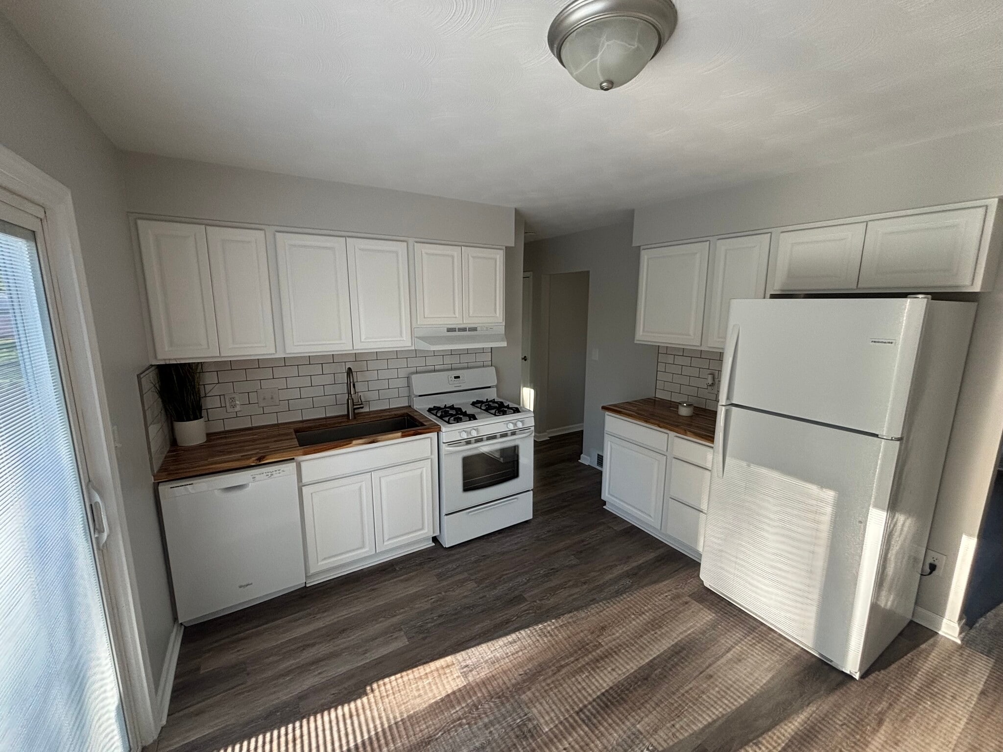 Building Photo - 895 N Cedar Rd