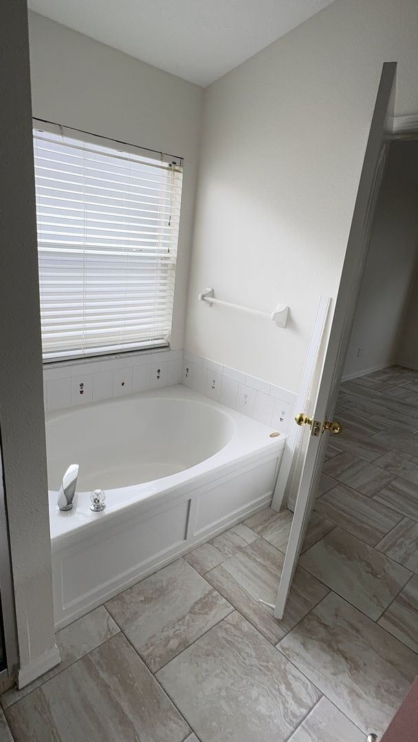 Building Photo - Come see this beautiful 3 bedroom, 2 bath, 2 car garage home for rent near Citrus Park Mall!