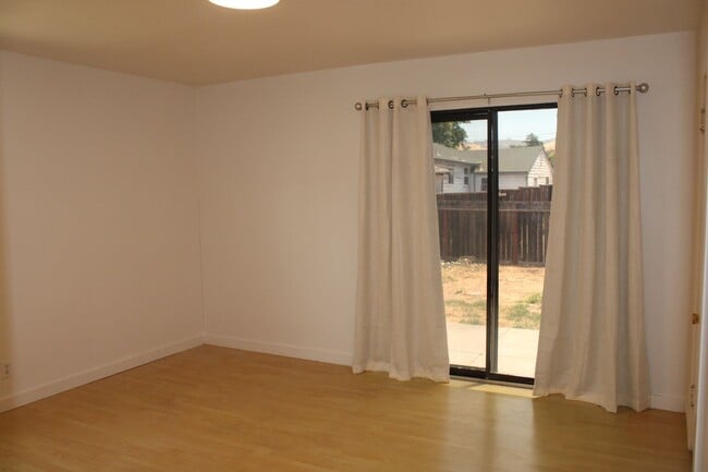 Building Photo - Ready for Move In! Three Bedroom, 1 1/2 Bathroom House with 2 Garages and Side Yard Access in Pit...