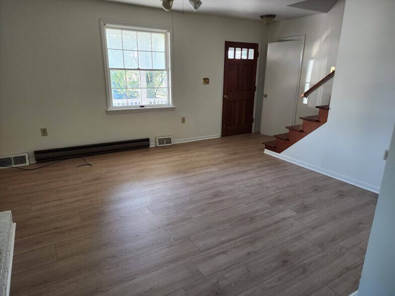 Building Photo - 132 W Seminary Ln