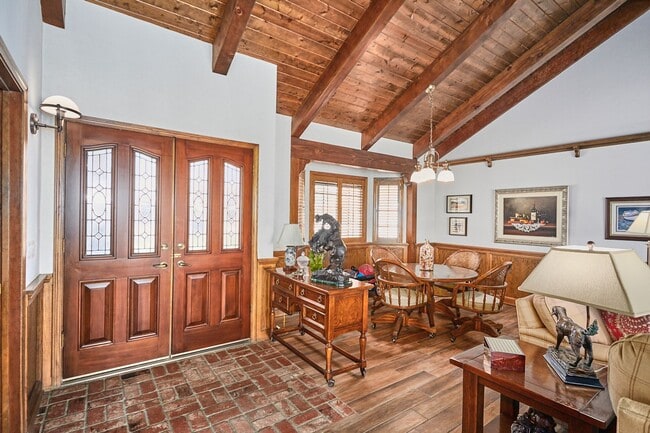 Building Photo - Spacious 3-Bedroom Lake House in Victorvil...
