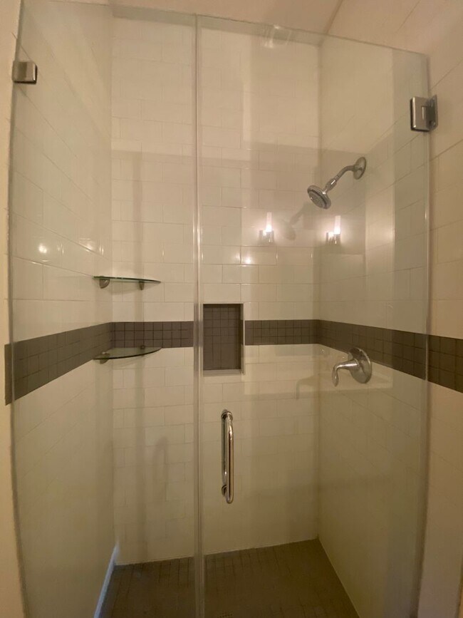 Building Photo - Live in the Heart of the Pearl District – ...