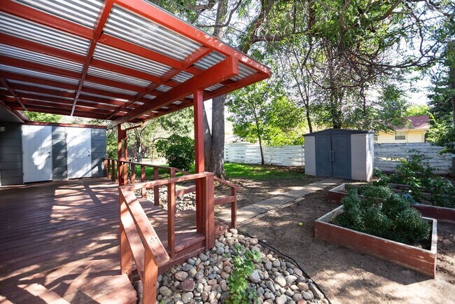 Building Photo - Charming 4 Bedroom, 1.75 Bath Brick Ranch Near Old Town!