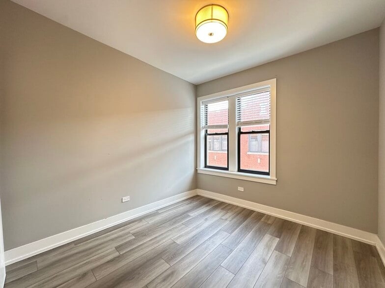 Building Photo - 3934 N Janssen Ave