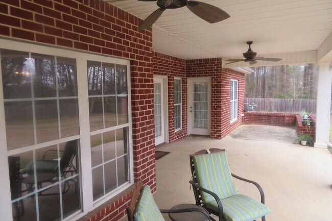 Building Photo - 442 Country Club Rd