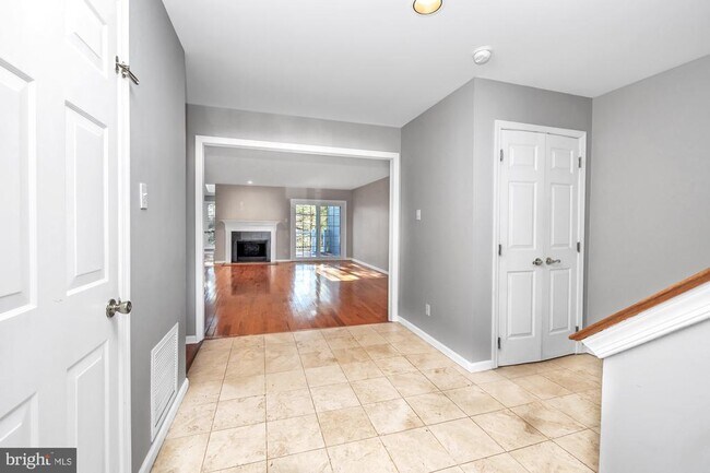 Building Photo - 424 W Village Ln