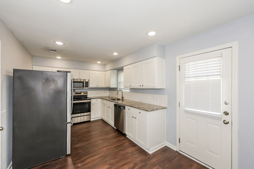 Building Photo - 808 Quinette Dr