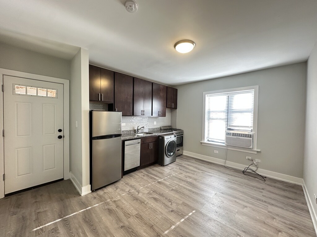 Building Photo - 533 W Belden Ave