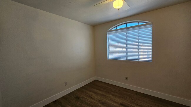 Building Photo - Beautiful 4 bedroom near Lake Mead & Tenay...