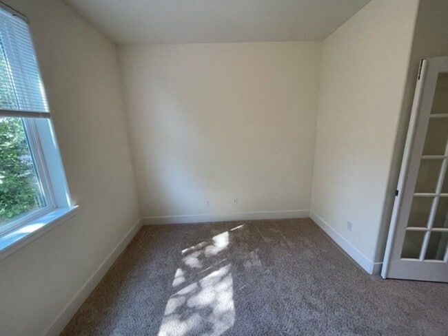Building Photo - Extremely Spacious 5BD/3BTH Home For Lease...