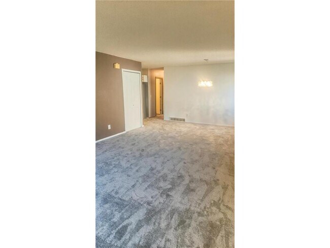 Building Photo - 9 Heights Rd NE