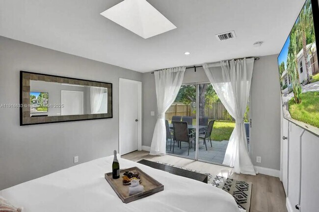 Building Photo - 1573 NE 30th Ct