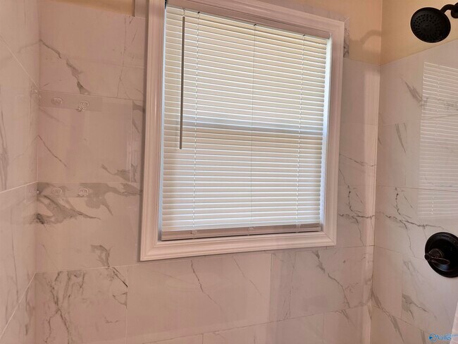 Building Photo - 14001 Sandhurst Dr SW