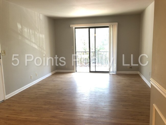 Building Photo - 420 Walton Ln