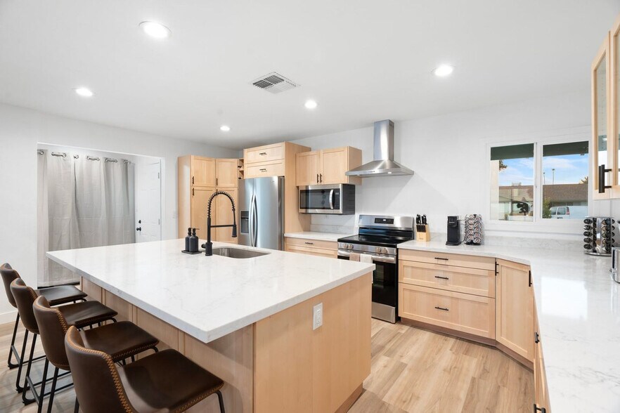 Building Photo - 7721 N 47th Dr