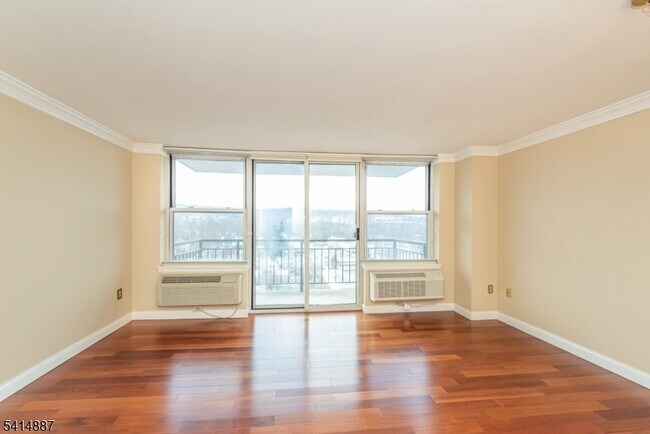 Building Photo - 300 Main St