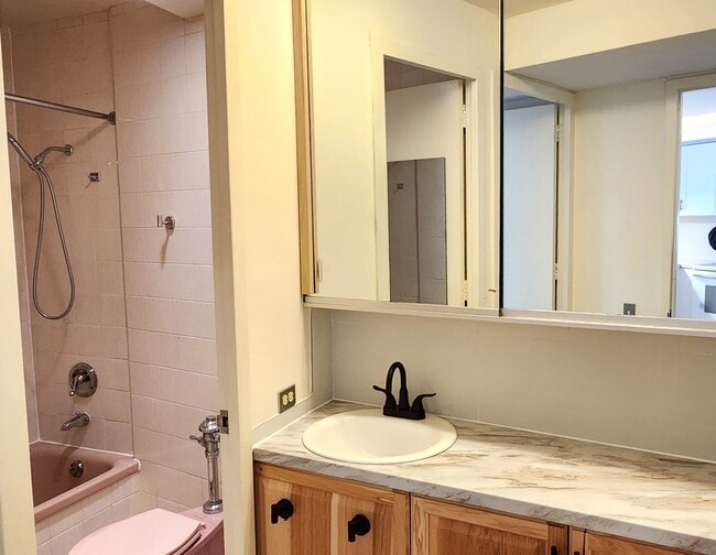 Building Photo - 300 N State St