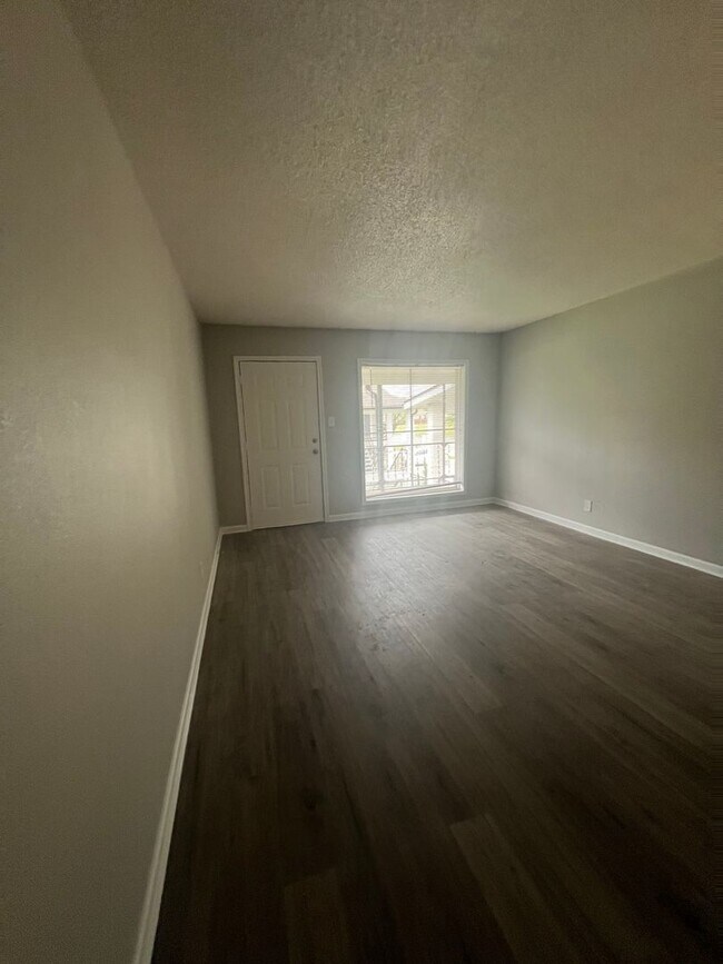Building Photo - Remodeled Apartment 2 Bed / 1 Bath