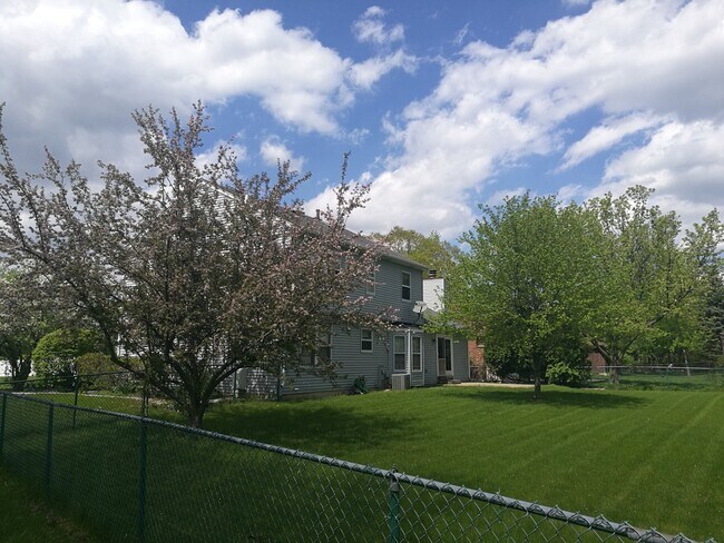 Building Photo - 1500 E Bailey Rd