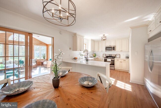 Building Photo - 105 King George Ct