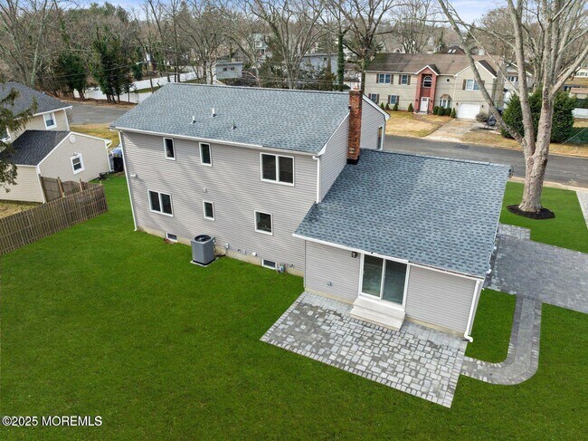 Building Photo - 1 Robin Dr