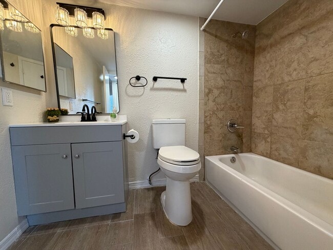 Building Photo - ANNUAL RENTAL - 2ND FLOOR 1 BED PLUS DEN/1 BATH CONDO IN GRANADA LAKES!