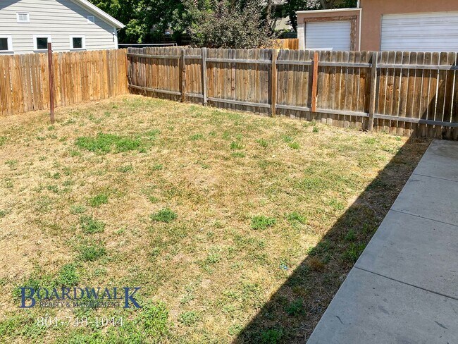 Building Photo - Charming 3 Bed 2 Bath Home in Holladay wit...